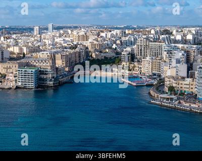 Foto drone di Saint Julian's Bay Malta Foto Stock