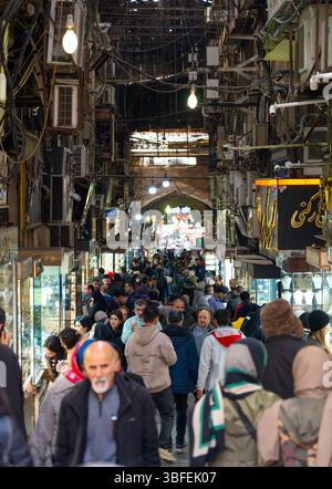 Teheran, Iran - 12 novembre 2023: Corridoio di mercato pieno di negozi di oro e gioielli Foto Stock