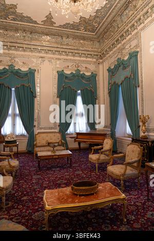 Teheran, Iran - 12 novembre 2023: Camera riccamente decorata con mobili d'epoca e tende color acqua Foto Stock