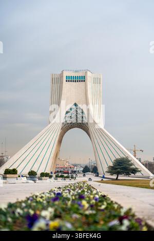 Teheran, Iran - 12 novembre 2023: La torre Azadi fotografata con un'aiuola centrale che conduce ad essa Foto Stock