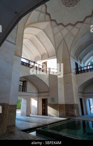 Teheran, Iran - 12 novembre 2023: Cortile interno con soffitti a cupola e piscina riflettente Foto Stock