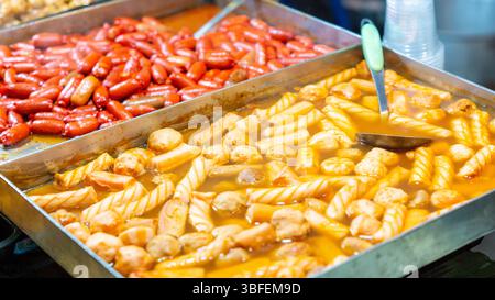 Tteokbokki, piatto coreano di farina di riso cotta con condimento gochujang piccante e dolce. Cibo coreano di strada. Foto Stock