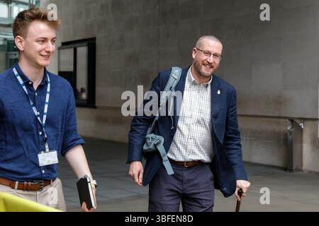 Londra, Regno Unito. 1 giugno 2025. Simon Case, funzionario britannico che ha servito come Segretario di Gabinetto e Capo del servizio civile interno, è visto alla BBC dopo le apparizioni dei media. Crediti: Imageplotter/Alamy Live News Foto Stock