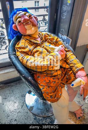 Figura imbottita a grandezza naturale nella galleria d'arte Rivoli 59 - After Squat - Parigi 75001, Francia. Foto Stock