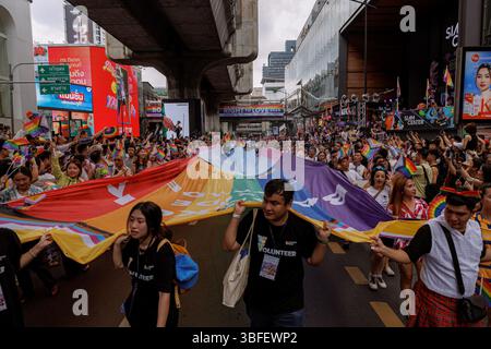 Bangkok, Thailandia. 1 giugno 2025. I sostenitori LGBTQ partecipano a una parata dell'orgoglio a Bangkok, Thailandia, domenica 1 giugno 2025. (Credit Image: © Andre Malerba/ZUMA Press Wire) SOLO PER USO EDITORIALE! Non per USO commerciale! Crediti: ZUMA Press, Inc./Alamy Live News Foto Stock