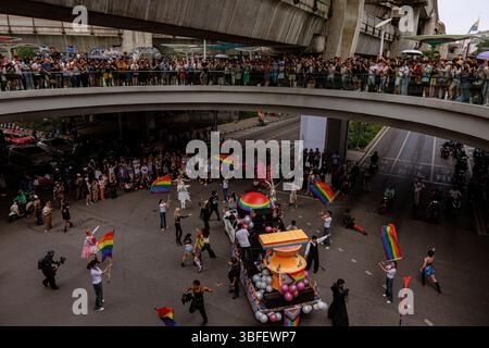 Bangkok, Thailandia. 1 giugno 2025. I sostenitori LGBTQ partecipano a una parata dell'orgoglio a Bangkok, Thailandia, domenica 1 giugno 2025. (Credit Image: © Andre Malerba/ZUMA Press Wire) SOLO PER USO EDITORIALE! Non per USO commerciale! Crediti: ZUMA Press, Inc./Alamy Live News Foto Stock