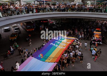 Bangkok, Thailandia. 1 giugno 2025. I sostenitori LGBTQ partecipano a una parata dell'orgoglio a Bangkok, Thailandia, domenica 1 giugno 2025. (Credit Image: © Andre Malerba/ZUMA Press Wire) SOLO PER USO EDITORIALE! Non per USO commerciale! Crediti: ZUMA Press, Inc./Alamy Live News Foto Stock