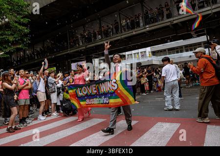 Bangkok, Thailandia. 1 giugno 2025. I sostenitori LGBTQ partecipano a una parata dell'orgoglio a Bangkok, Thailandia, domenica 1 giugno 2025. (Credit Image: © Andre Malerba/ZUMA Press Wire) SOLO PER USO EDITORIALE! Non per USO commerciale! Crediti: ZUMA Press, Inc./Alamy Live News Foto Stock