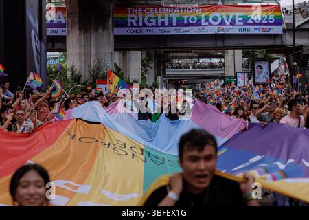 Bangkok, Thailandia. 1 giugno 2025. I sostenitori LGBTQ partecipano a una parata dell'orgoglio a Bangkok, Thailandia, domenica 1 giugno 2025. (Credit Image: © Andre Malerba/ZUMA Press Wire) SOLO PER USO EDITORIALE! Non per USO commerciale! Crediti: ZUMA Press, Inc./Alamy Live News Foto Stock