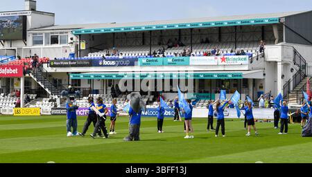 Hove UK 1 giugno 2025 - i battitori di apertura dei Sussex Sharks si sono lanciati durante la partita di cricket T20 Vitality Blast tra Sussex Sharks Women e Gloucestershire Women al 1st Central County Ground di Hove : Credit Simon Dack /TPI/ Alamy Live News Foto Stock