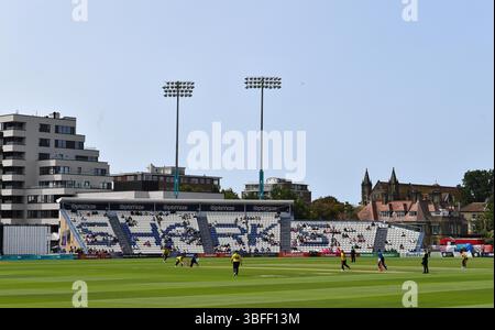 Hove UK 1 giugno 2025 - tifosi durante la partita di cricket T20 Vitality Blast tra Sussex Sharks Women e Gloucestershire Women al 1st Central County Ground di Hove: Credit Simon Dack /TPI/ Alamy Live News Foto Stock
