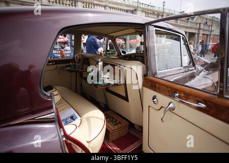 1 giugno 2025, Brighton, Inghilterra Classic Cars arrivano a Brighton Classic Cars and Kits car si riuniscono lungo il lungomare di Brighton. Le auto hanno percorso un percorso di 80 miglia dal Brooklands Museum nel Surrey, prima di allinearsi lungo Madeira Drive. Foto: Roland Ravenhill/Alamy Foto Stock