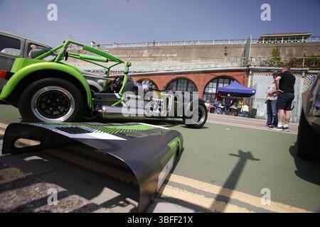 1 giugno 2025, Brighton, Inghilterra Classic Cars arrivano a Brighton Classic Cars and Kits car si riuniscono lungo il lungomare di Brighton. Le auto hanno percorso un percorso di 80 miglia dal Brooklands Museum nel Surrey, prima di allinearsi lungo Madeira Drive. Foto: Roland Ravenhill/Alamy Foto Stock