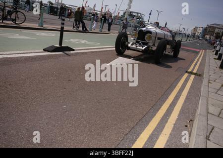 1 giugno 2025, Brighton, Inghilterra Classic Cars arrivano a Brighton Classic Cars and Kits car si riuniscono lungo il lungomare di Brighton. Le auto hanno percorso un percorso di 80 miglia dal Brooklands Museum nel Surrey, prima di allinearsi lungo Madeira Drive. Foto: Roland Ravenhill/Alamy Foto Stock