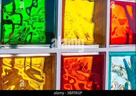 I blocchi di vetro luminoso di Madeira nelle sfumature di verde, giallo, arancione, rosso e blu creano uno spettacolo accattivante. La luce del sole ne esalta i colori, crea Foto Stock