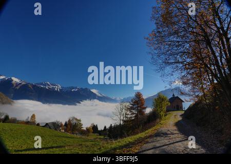 Francia Savoie Maurienne Jarrier : mer de nuages et chapelle Saint Roch dite chapelle rose Foto Stock