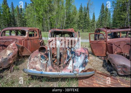 Tre vecchie automobili arrugginite nella città di Nordegg, Alberta, Canada Foto Stock