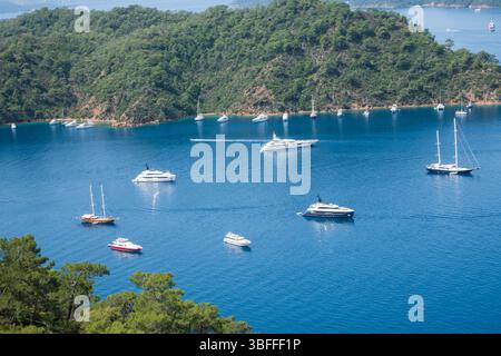 Il paesaggio idilliaco cattura l'essenza di un rifugio lussuoso e tranquillo sul Mediterraneo. La maestosa bellezza di Gocek Foto Stock