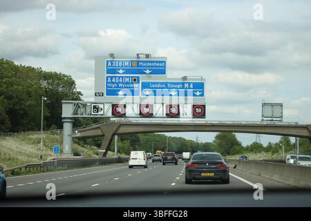 Segnale di avvertenza/velocità variabile dell'autostrada Smart 50 km/h con indicazioni stradali per A404(M) e A308(M) sull'autostrada M4 Foto Stock