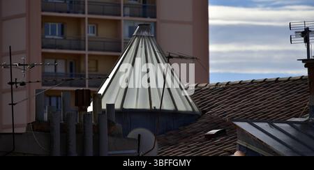 Tettoia illuminante per scale sui tetti della città vecchia di Tolone Foto Stock