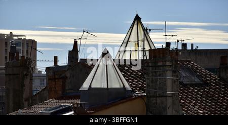 Tettoia illuminante per scale sui tetti della città vecchia di Tolone Foto Stock