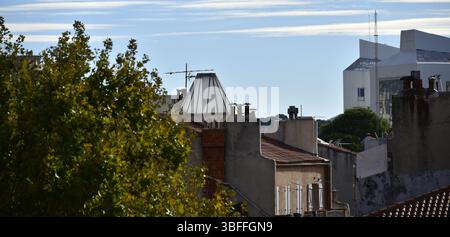 Tettoia illuminante per scale sui tetti della città vecchia di Tolone Foto Stock