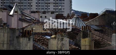 Tettoia illuminante per scale sui tetti della città vecchia di Tolone Foto Stock