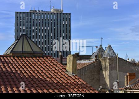 Tettoia illuminante per scale sui tetti della città vecchia di Tolone Foto Stock