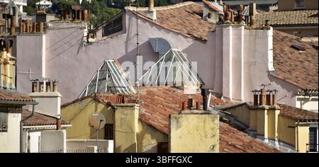 Tettoia illuminante per scale sui tetti della città vecchia di Tolone Foto Stock