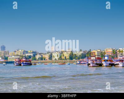 Barche al porto di Mumbai e Gateway of India, un monumento ad arco nella città di Mumbai, nello stato indiano del Maharashtra. Foto Stock
