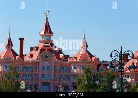 Chessy Marne la Vallee , Francia-30 maggio 2025 : Disneyland Hotel, la residenza reale a 5 stelle all'ingresso del Disneyland Park. Foto Stock