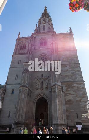 COSTANZA, GERMANIA - 24 SETTEMBRE 2023: Una vista monumentale e ad angolo basso della grande facciata gotica della cattedrale di Costanza (Münster unserer Lieben Frau) Foto Stock