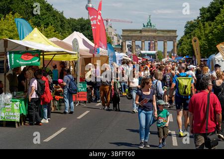 Umweltfestival 2025 zum 30ten mal am Brandenburger Tor, 17. Juni. 200 Aussteller bieten Mitmachaktionen und Infoangebote. Berlin-Tiergarten Umweltfestival 2025 zum 30ten mal am Brandenburger Tor, 17. Juni. 200 Aussteller bieten Mitmachaktionen und Infoangebote. Berlin-Tiergarten *** Environmental Festival 2025 per la 30esima volta alla porta di Brandeburgo, 17 giugno 200 gli espositori offrono attività pratiche e informazioni Berlin Tiergarten Environmental Festival 2025 per la 30esima volta alla porta di Brandeburgo, 17 giugno 200 gli espositori offrono attività pratiche e informazioni Berlin Tiergarten Foto Stock