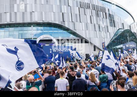 Stadio Tottenham Hotspur, sede del Tottenham Hotspur Football Club, Spurs, con tifosi che celebrano la vittoria della UEFA Europa League Cup Foto Stock