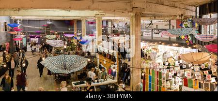 Portland Night Market, Portland, Oregon - 29 settembre 2017: Venditori e clienti si mescolano al mercato, sfogliando vari prodotti e godendosi il bancomat Foto Stock