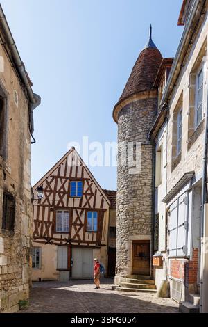 Persona per strada nella parte medievale della città vecchia, Clamecy, Francia Foto Stock