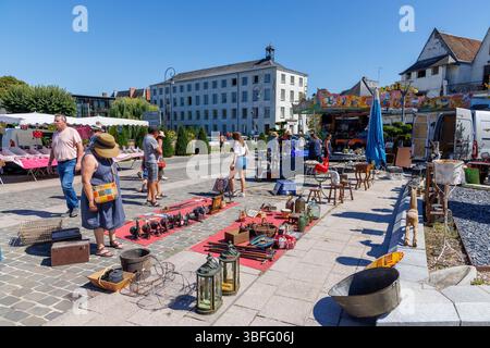 Mercato di strada domenicale, Loches; Indre-et-Loire; Francia centrale Foto Stock