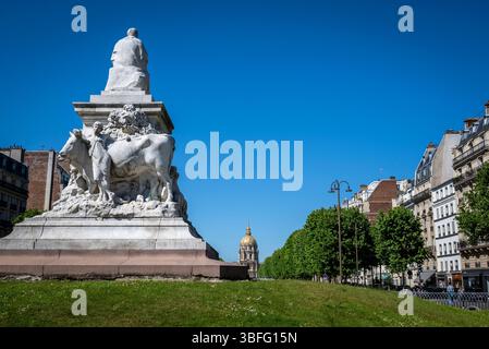 Esplanade Jacques Chaban-Delmas e la cupola dell'Hôtel des Invalides in lontananza, 7° arrondissement, Parigi, Francia Foto Stock