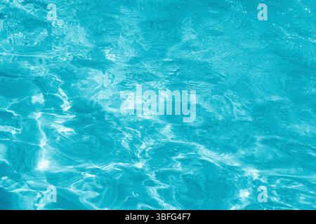 Sfondo turchese con consistenza dell'acqua increspata. Foto Stock