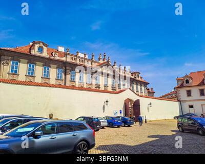 Praga- ceco- 14 maggio 2025: Cortile del Parlamento della Repubblica Ceca a Praga. Foto di alta qualità Foto Stock