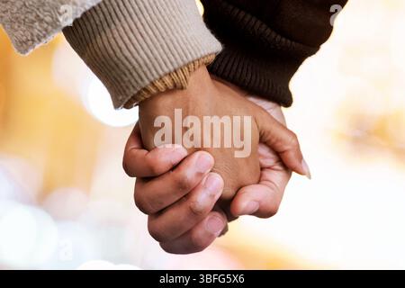Primo piano outdoor protrait di coppia afroamericana che tiene le mani Foto Stock