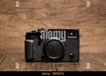 Newcastle Regno Unito: 11 dicembre 2024: Telecamere Fuji, Fujifilm, Xpro 1 isolate su sfondo legno Foto Stock