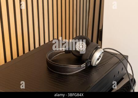Paio di cuffie posizionate sulla parte superiore del lettore cd Foto Stock