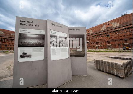 Norimberga, Germania, 3 agosto 2023. Vista all'interno dell'edificio abbandonato della sala congressi nazista. Pannelli informativi con foto d'epoca. Destinazioni di viaggio Foto Stock