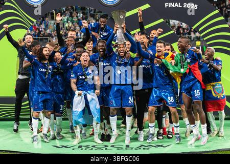 WROCLAW, POLONIA - 28 MAGGIO 2025: Finale di UEFA Conference League Real Betis - Chelsea 1:4. Squadra vincitrice della celebrazione del Chelsea con il cu Foto Stock