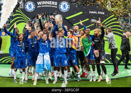 WROCLAW, POLONIA - 28 MAGGIO 2025: Finale di UEFA Conference League Real Betis - Chelsea 1:4. Squadra vincitrice della celebrazione del Chelsea con il cu Foto Stock