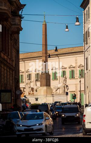 Salendo in salita fino a Piazza del Quirinale, sede del Palazzo del Quirinale, residenza del Presidente della Repubblica d'Italia. Foto Stock