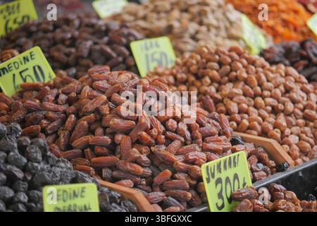 Datteri freschi e frutta secca esposti al banco del mercato Foto Stock