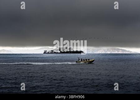 La vista dal Fisherman's Wharf Pier di San Francisco, con l'isola di Alcatraz che emerge dalla nebbia. Foto Stock
