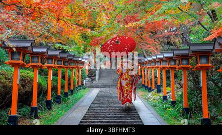 Kyoto, Giappone - 16 novembre 2024: Kuramadera in uno splendido scenario autunnale a Kyoto, il Giappone è un grande complesso di templi sparso sul lato del monte Kura Foto Stock